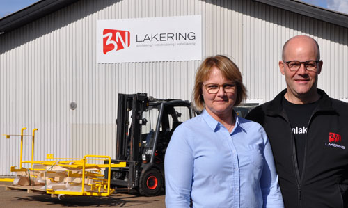 Morten og Joan foran 3N lakerings bygning