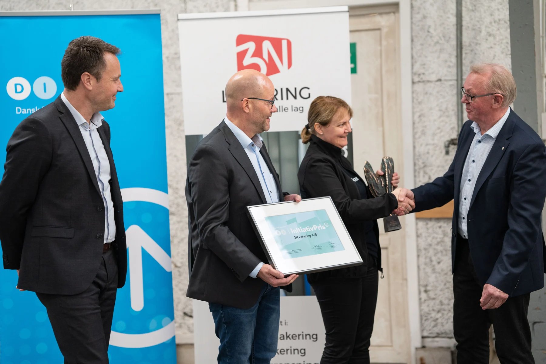 Ulrik Andersen og Tage Odgaard Nielsen overrækker DI Thy/Mors’ Initiativpris 2021 til Morten og Joan Fuhlendorff Nielsen