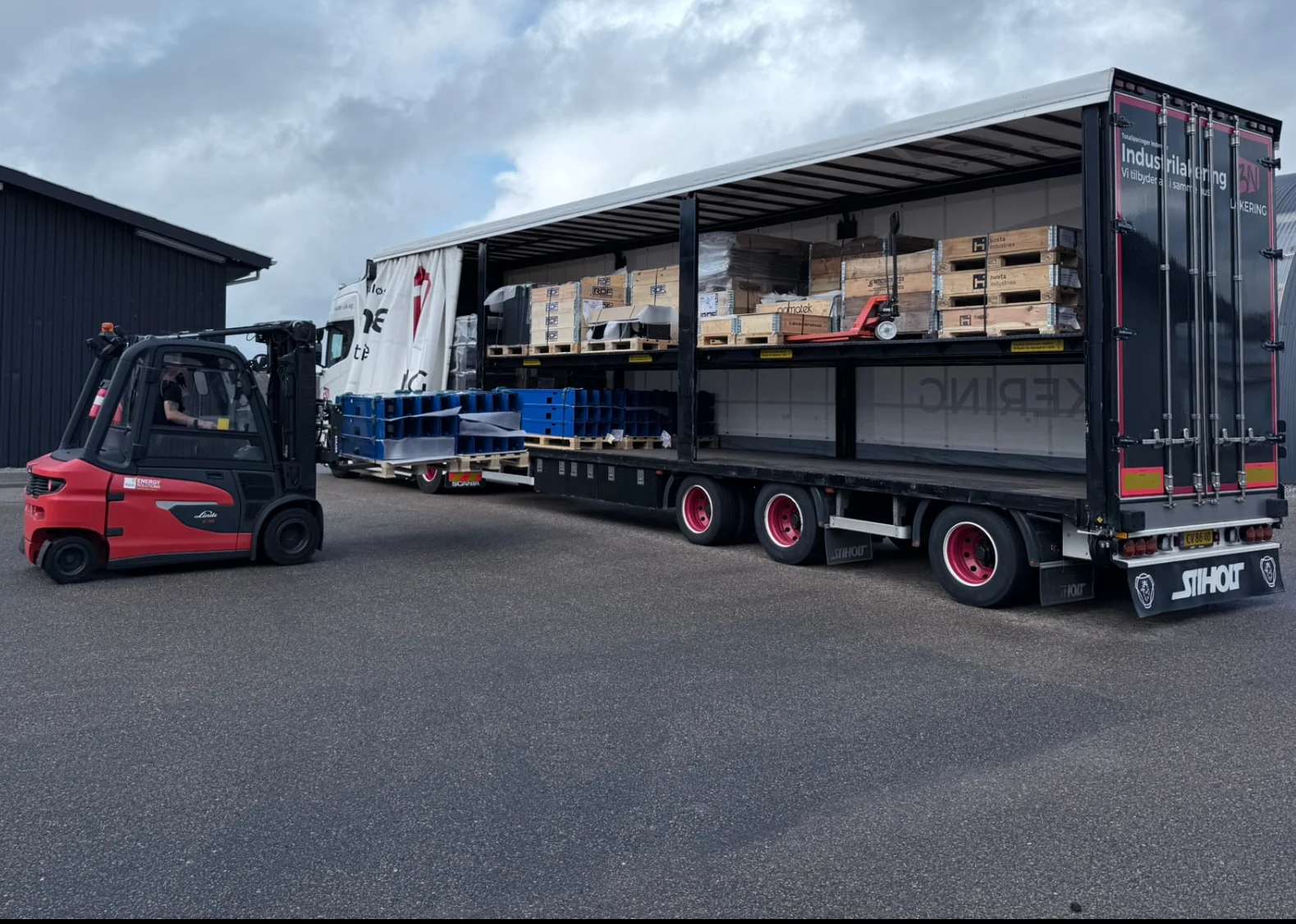 Truck læsser emner på 3N Lakerings egen lastbil